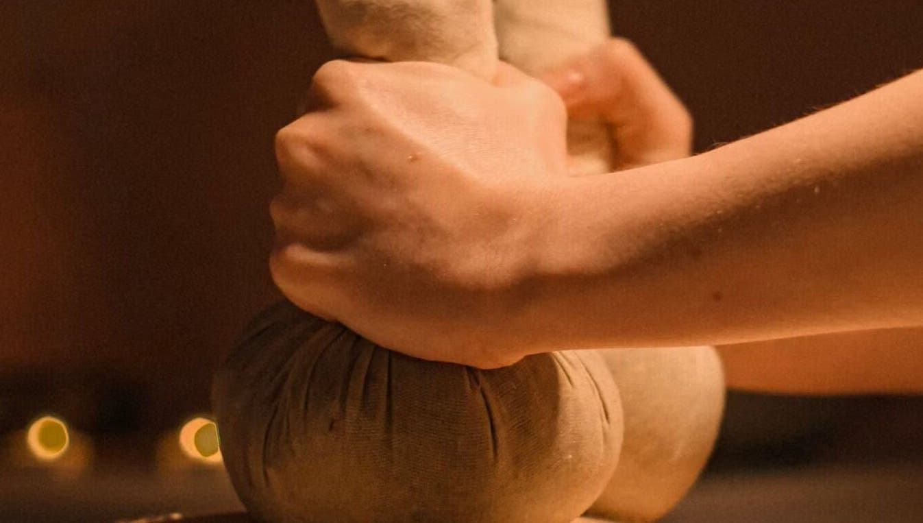 Detail tradiční thajské masáže s bylinnými koulemi v Lila Thajské Tradiční Masáže Hustopeče, Jihomoravský Kraj, CZ.