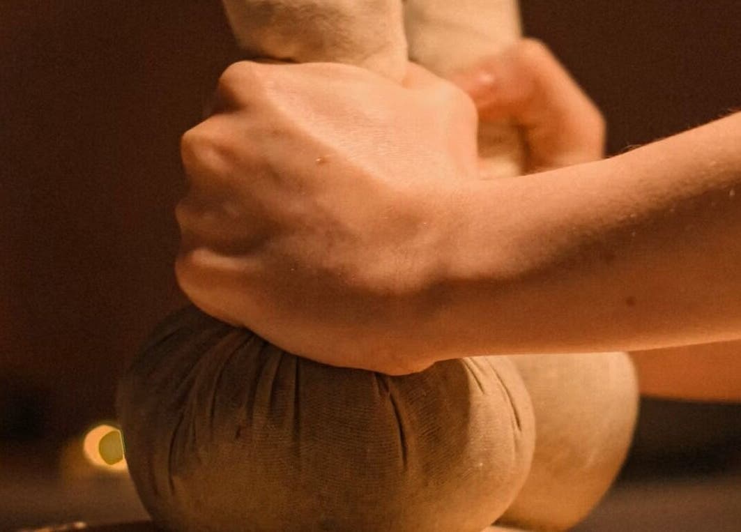 Detail tradiční thajské masáže s bylinnými koulemi v Lila Thajské Tradiční Masáže Hustopeče, Jihomoravský Kraj, CZ.