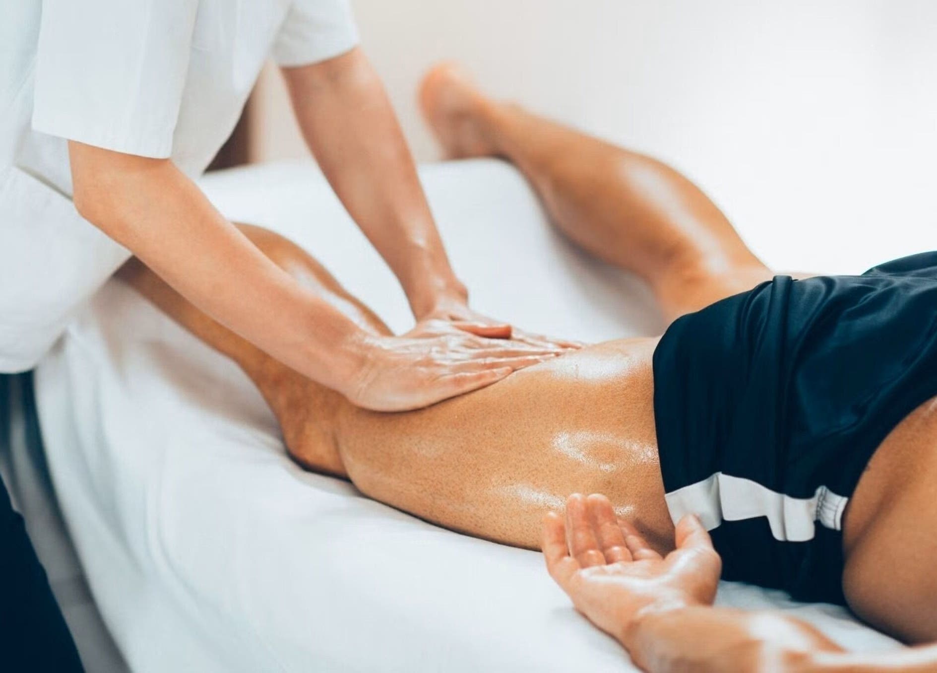 Profesionální masáž stehna v Lila Thajské Tradiční Masáže Hustopeče, Hustopeče U Brna, Jihomoravský Kraj, CZ.