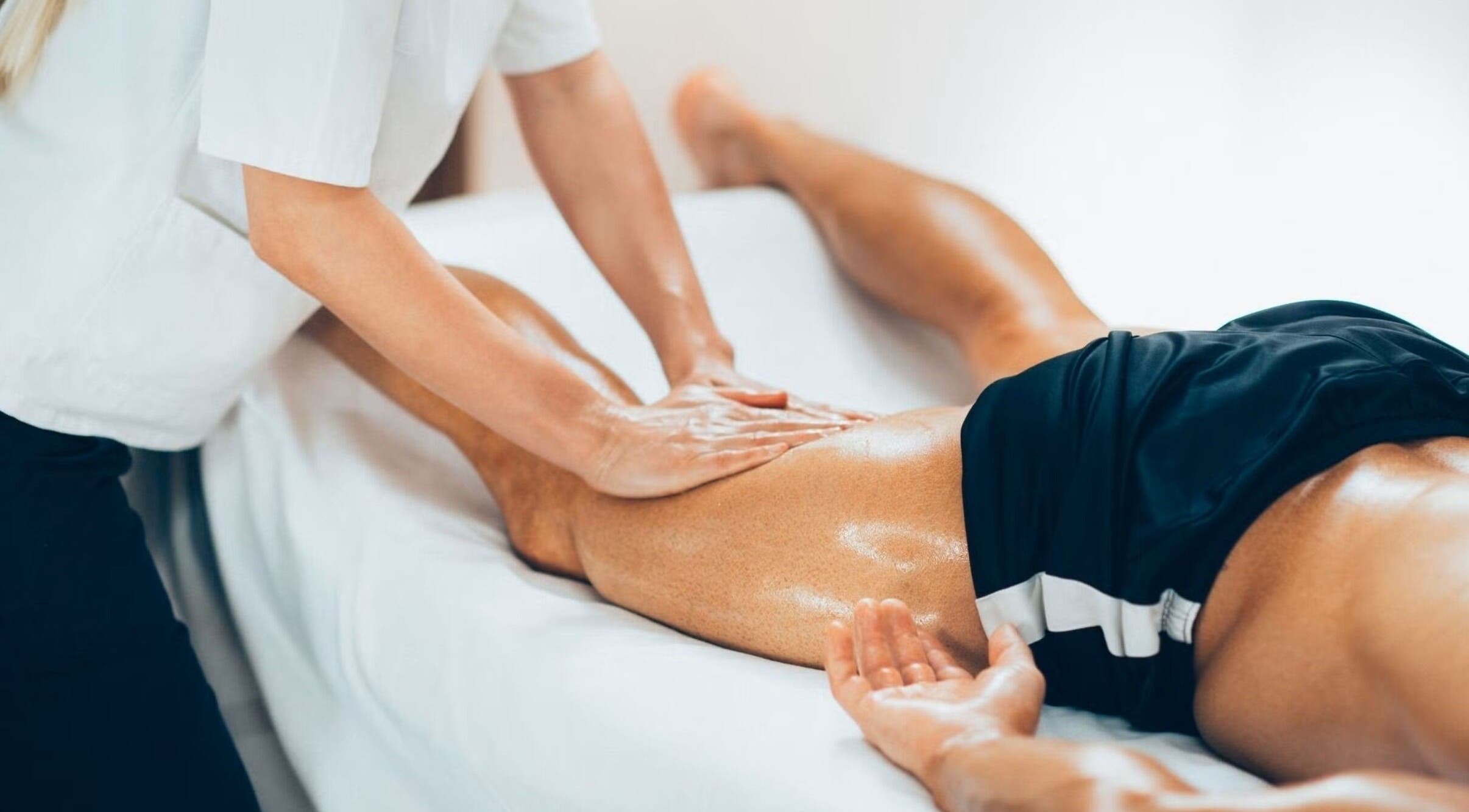 Profesionální masáž stehna v Lila Thajské Tradiční Masáže Hustopeče, Hustopeče U Brna, Jihomoravský Kraj, CZ.