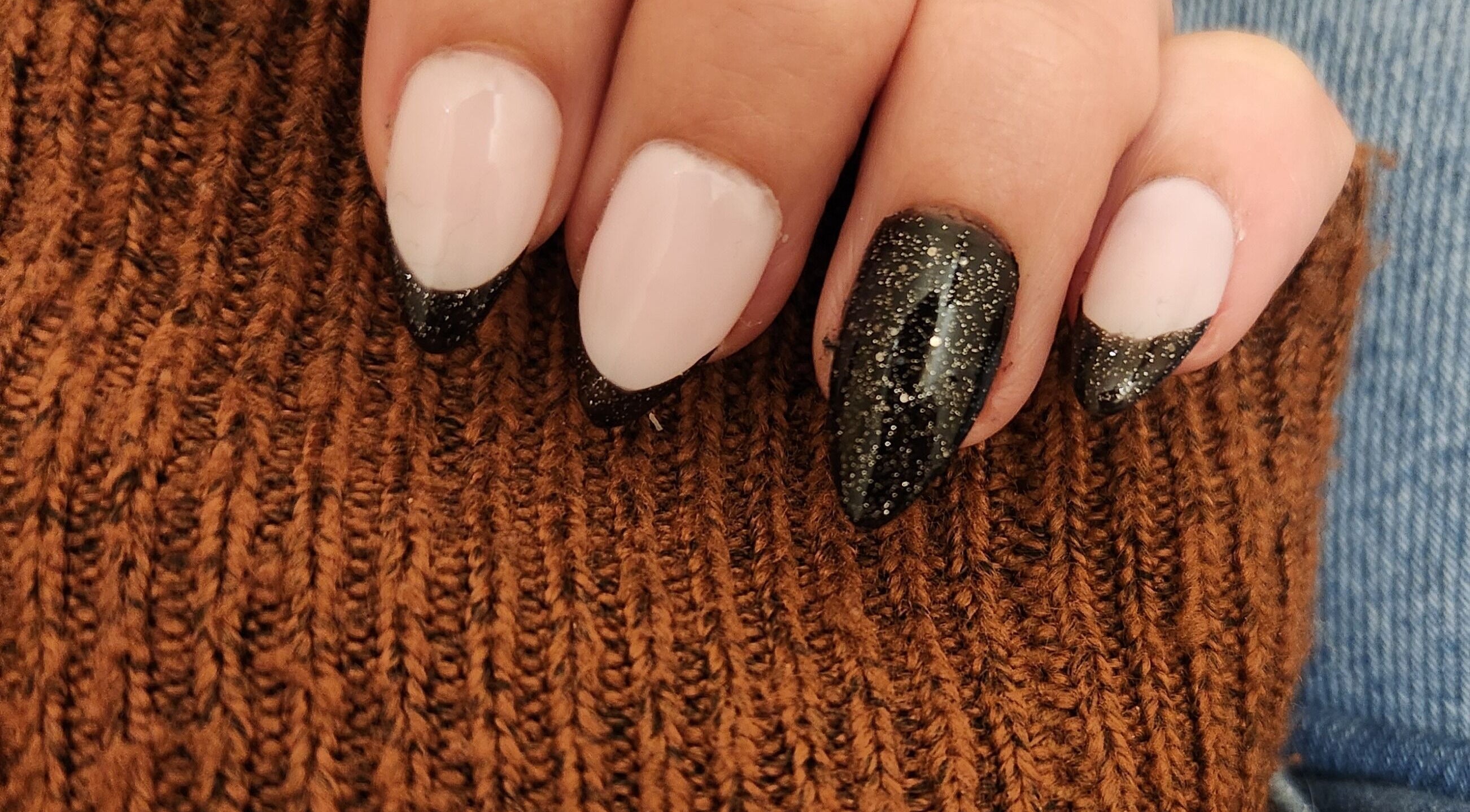 Manucure élégante avec ongles noirs pailletés chez Gwen jusqu'au bout des ongles, Le Croisic, Pays De La Loire, FR.