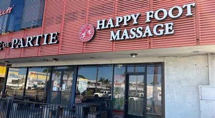 幸福足按摩外观，位于美国加州圣地亚哥，欢迎顾客光临。