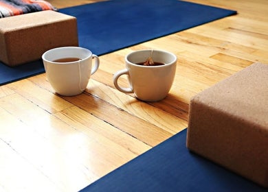 在San Diego的Happy Foot Massage，瑜伽垫和茶杯营造宁静氛围。