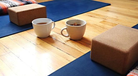 在San Diego的Happy Foot Massage，瑜伽垫和茶杯营造宁静氛围。