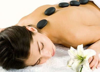 在圣地亚哥加州US的Happy Foot Massage享受热石按摩的客户。