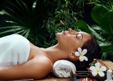 在位于美国加州圣地亚哥的“快乐脚按摩”享受宁静按摩体验。