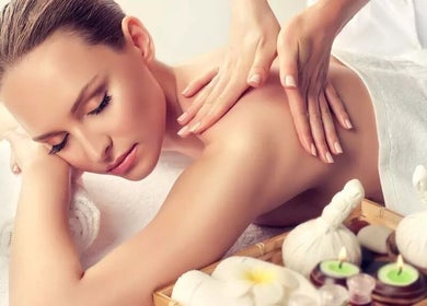 女性在Happy Foot Massage享受舒缓按摩，位于圣地亚哥，加州，美国。