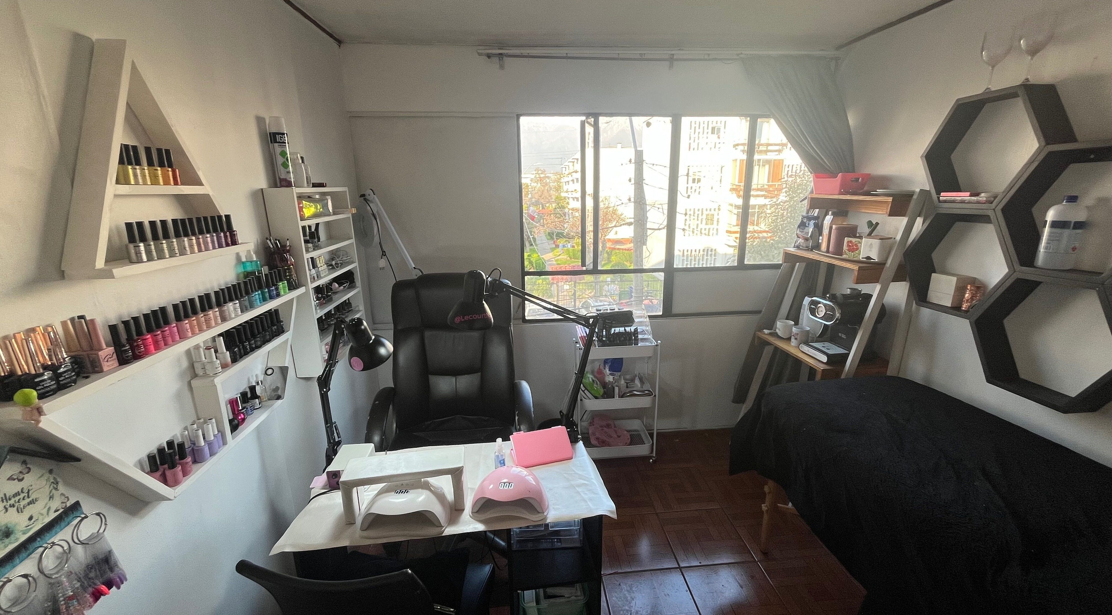 Interior moderno y elegante de Lecourt Nails en Macul, Región Metropolitana, CL, con estación de manicura.