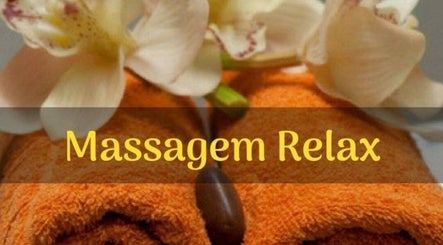 Toalhas laranjas com flores no spa Alexandra terapeuta corporal em São Paulo, São Paulo, BR.