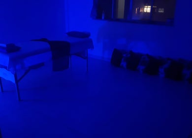 Sala de massagem azul em Alexandra terapeuta corporal em São Paulo, São Paulo, BR.