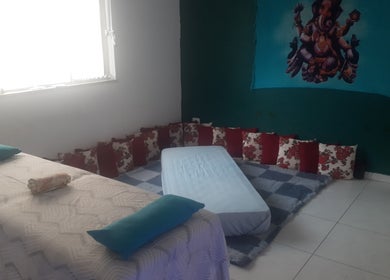 Espaço de massagem relaxante com decoração acolhedora em Alexandra terapeuta corporal, São Paulo, São Paulo, BR.