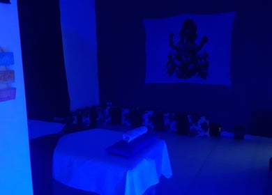 Ambiente relaxante de iluminação azul em Alexandra terapeuta corporal, São Paulo, São Paulo, BR.