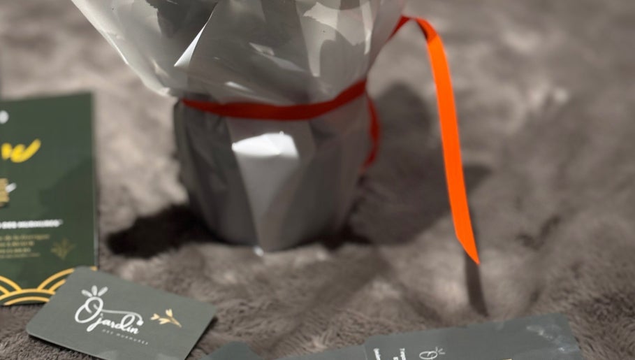 Un emballage cadeau orné d'un ruban orange à Ö Jardin Des Murmures, Lavaur, Occitanie, FR.