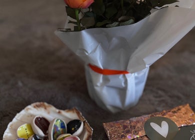 Bouquet élégant et douce ambiance avec confiseries à Ö Jardin Des Murmures, Lavaur, Occitanie, FR.