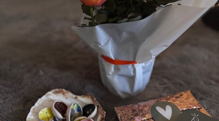 Bouquet élégant et douce ambiance avec confiseries à Ö Jardin Des Murmures, Lavaur, Occitanie, FR.