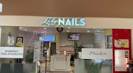 Mặt tiền của LiLy Nails tại Leonberg, Baden-württemberg, DE với lối vào sang trọng.