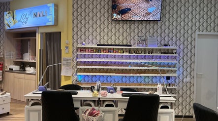 Innenansicht von LiLy Nails in Leonberg, Baden-Württemberg, DE mit eleganter Nagellack-Präsentation.