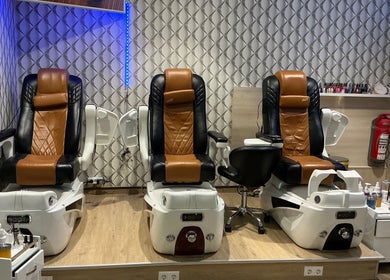 Komfortable Pedikürstühle bei LiLy Nails in Leonberg, Baden-Württemberg, DE.