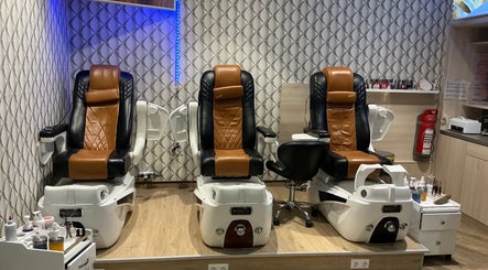 Komfortable Pedikürstühle bei LiLy Nails in Leonberg, Baden-Württemberg, DE.