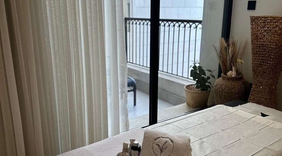 Serene spa room with massage bed in Baan Sabai, Riyadh, Riyadh Province, SA, featuring natural decor.