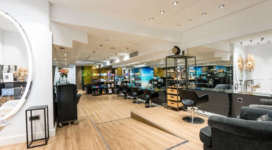 Interior moderno de Le Petit Salon en Barcelona, Catalunya, ES con sillas de peluquería y espejo elegante.