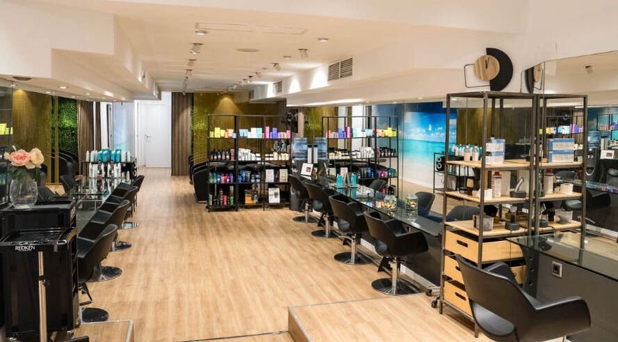 Interior moderno de Le Petit Salon en Barcelona, Catalunya, ES, con decoración elegante y productos de belleza.