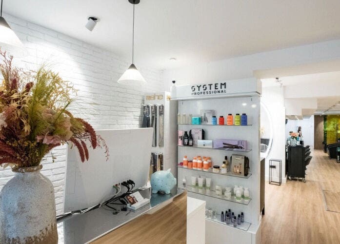 Recepción moderna en Le Petit Salon, Barcelona, Catalunya, ES, con decoración elegante y productos de belleza.