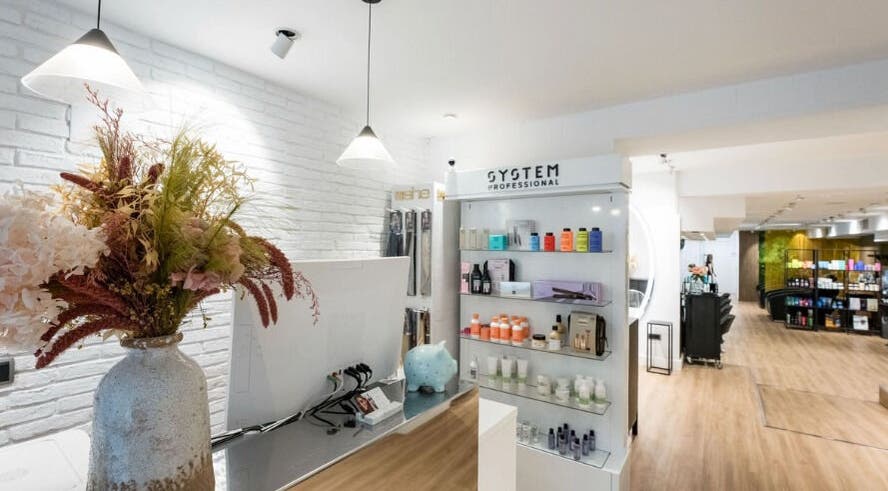 Recepción moderna en Le Petit Salon, Barcelona, Catalunya, ES, con decoración elegante y productos de belleza.