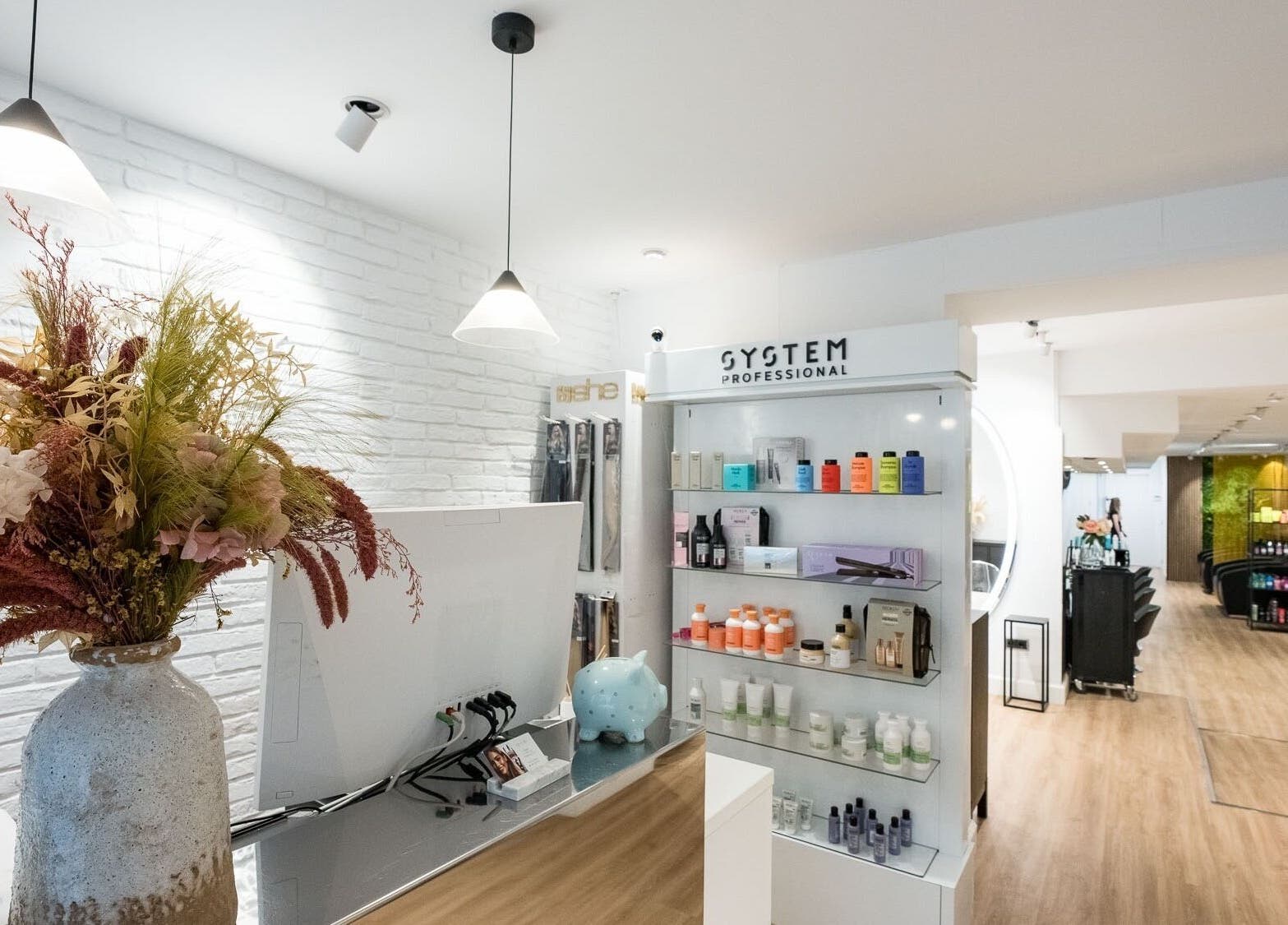 Interiores de Le Petit Salon en Barcelona, Catalunya, ES, mostrando productos profesionales y decoración elegante.
