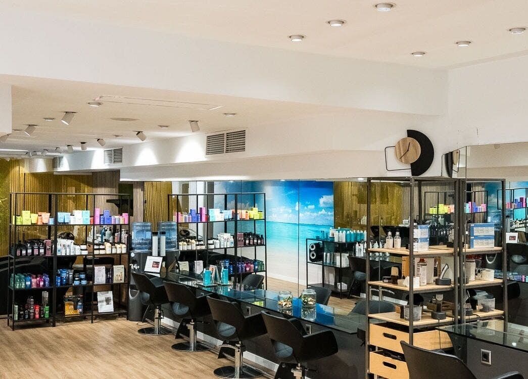 Interior moderno de Le Petit Salon en Barcelona, Catalunya, ES, con estanterías de productos cosméticos.