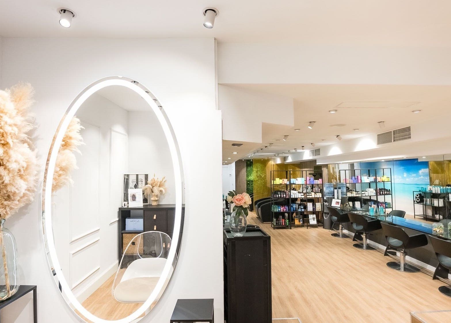 Vista del salón moderno de Le Petit Salon en Barcelona, Catalunya, ES, con sillas y decoración elegante.