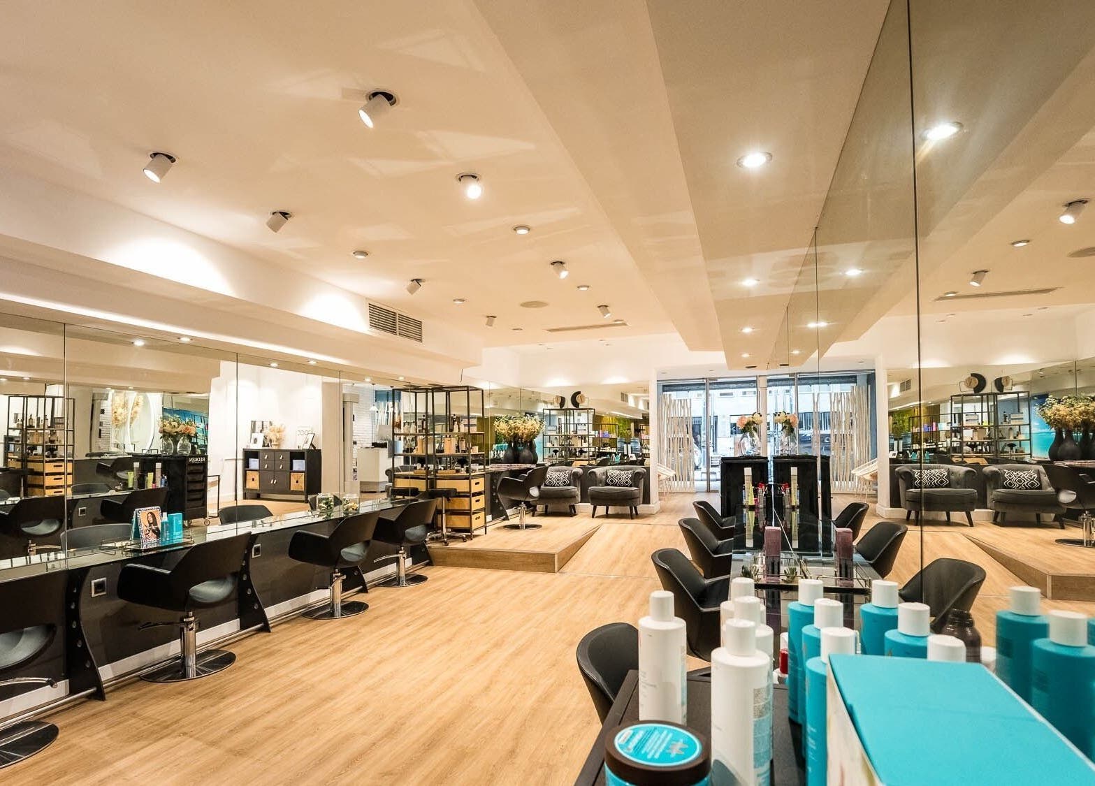 Interior moderno de Le Petit Salon en Barcelona, Catalunya, ES, con sillas elegantes y decoración sofisticada.