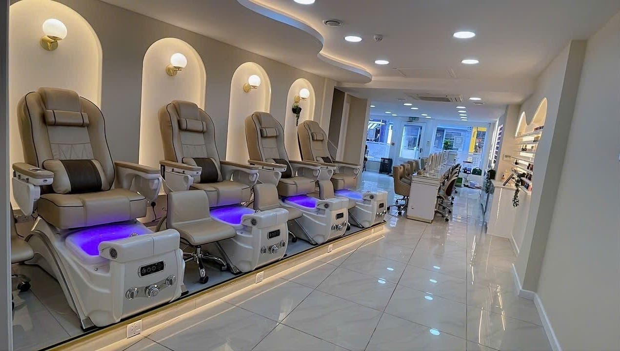 Ghế spa hiện đại tại Bury Nails Spa and Beauty, Bury St Edmunds, England, GB.