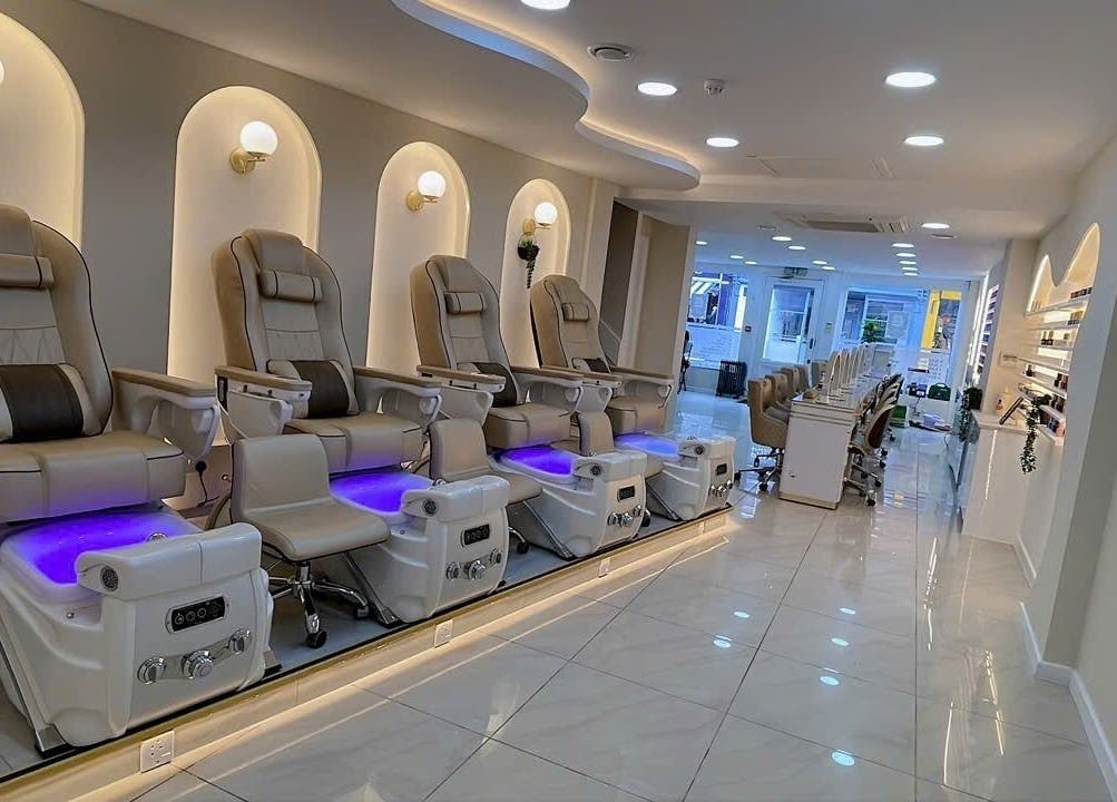 Ghế spa hiện đại tại Bury Nails Spa and Beauty, Bury St Edmunds, England, GB.