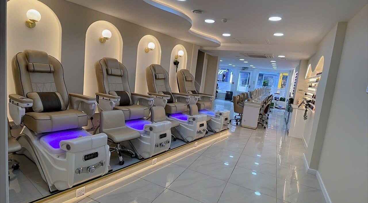Ghế spa hiện đại tại Bury Nails Spa and Beauty, Bury St Edmunds, England, GB.