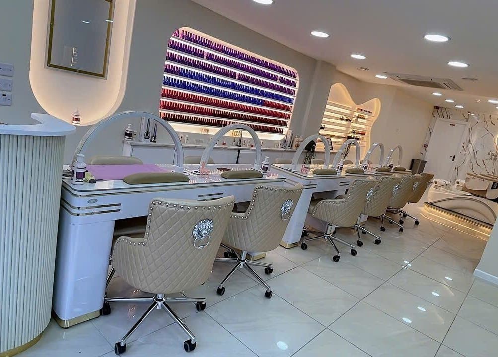 Không gian sang trọng tại Bury Nails Spa and Beauty, Bury St Edmunds, England, GB với dãy ghế làm móng hiện đại.
