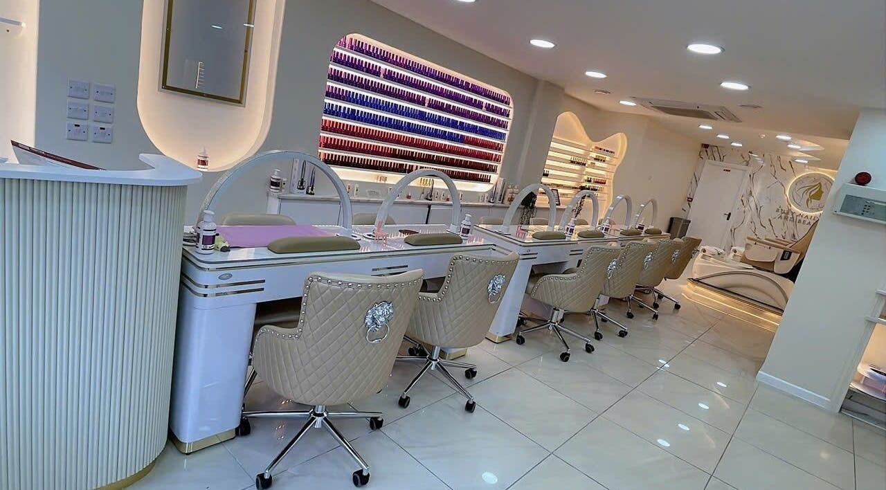 Không gian sang trọng tại Bury Nails Spa and Beauty, Bury St Edmunds, England, GB với dãy ghế làm móng hiện đại.
