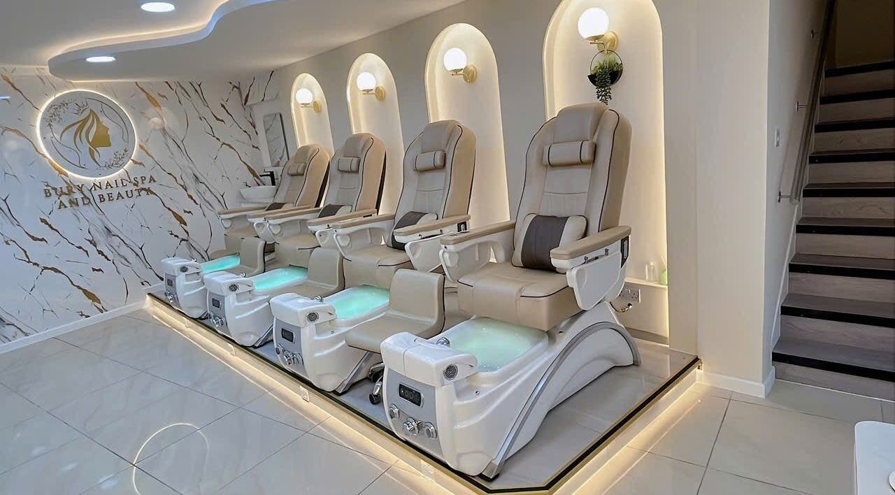 Hàng ghế massage tại Bury Nails Spa and Beauty, Bury St Edmunds, England, GB với thiết kế tinh tế.
