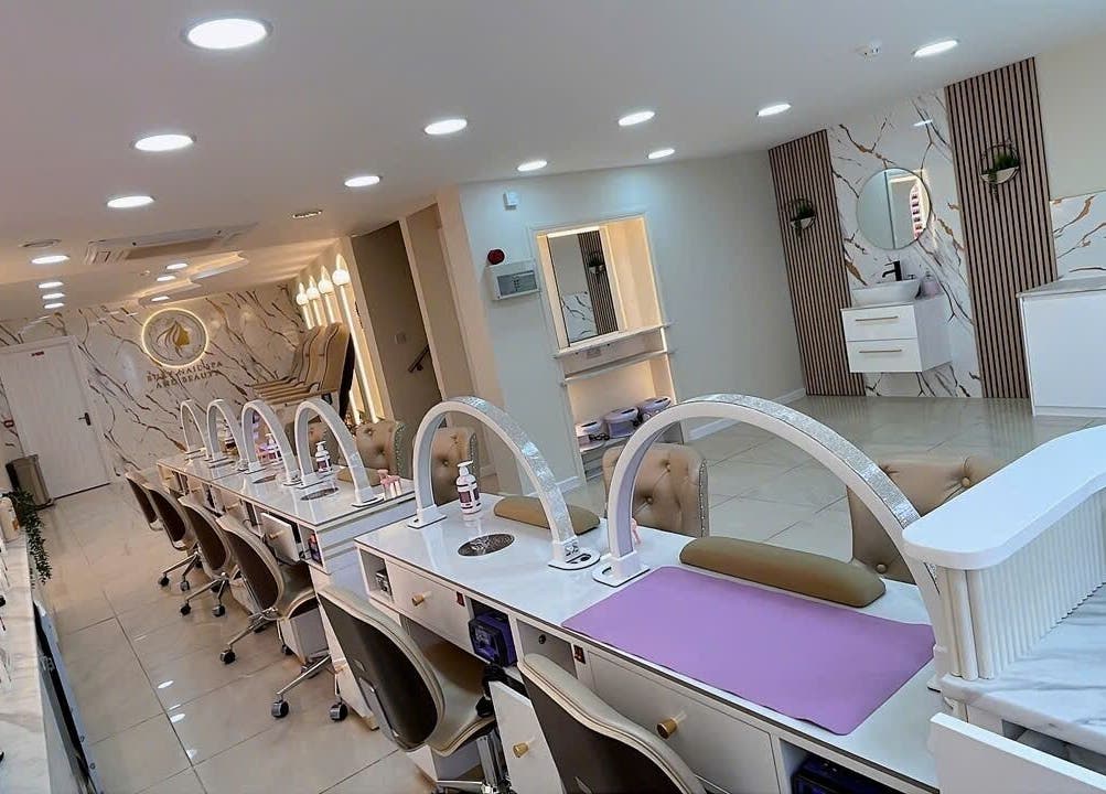 Không gian sang trọng tại Bury Nails Spa and Beauty, Bury St Edmunds, England, GB, với bàn làm móng hiện đại.