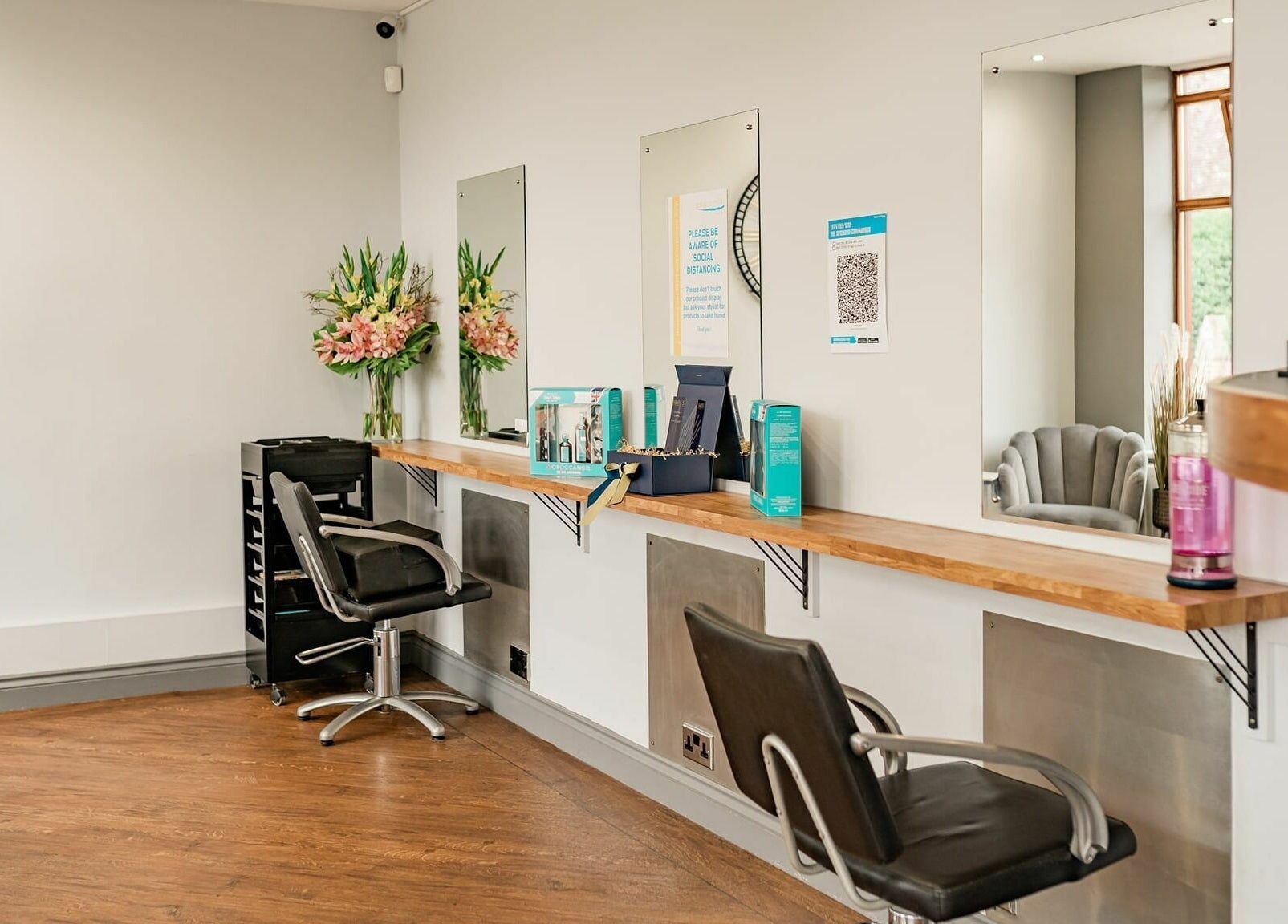 Modern styling station at Pelo Bonito, Fladbury, England, GB with sleek chairs and mirrors for a refined experience.