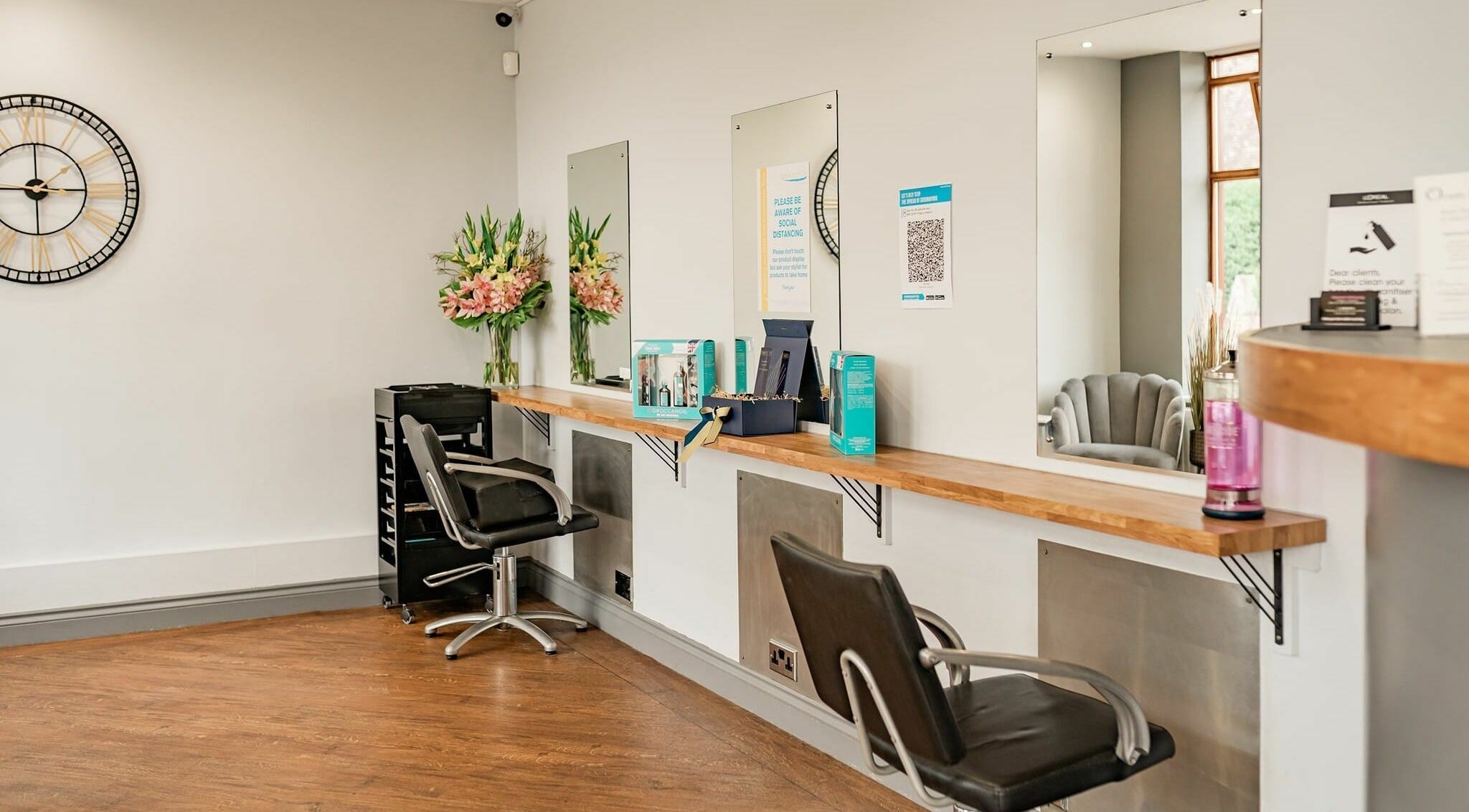 Modern styling station at Pelo Bonito, Fladbury, England, GB with sleek chairs and mirrors for a refined experience.