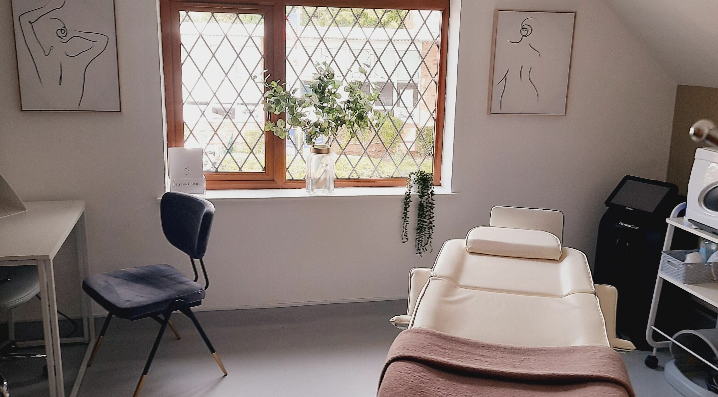 Calming treatment room at Pelo Bonito in Fladbury, England, GB with a beige spa chair and minimalist decor.