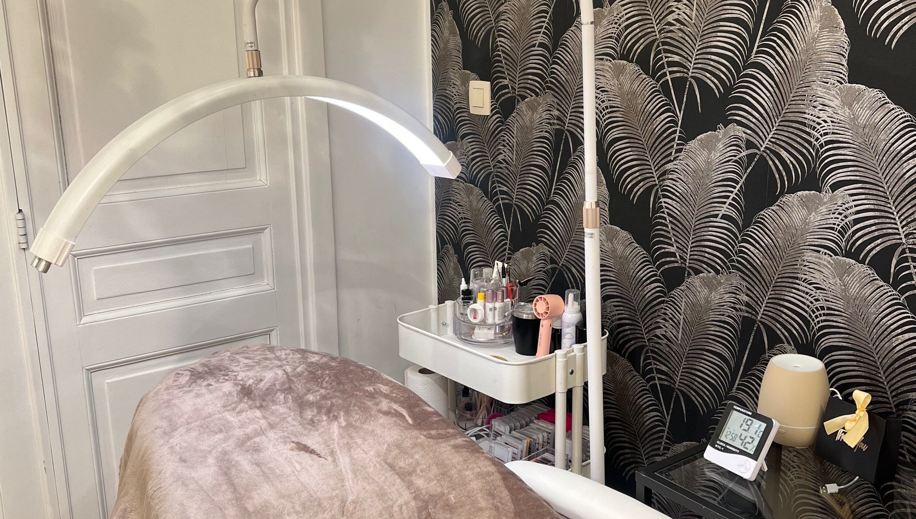 Coin beauté sophistiqué à Luana Fontes Beauty, Ixelles, Bruxelles, BE avec éclairage moderne et décor chic.