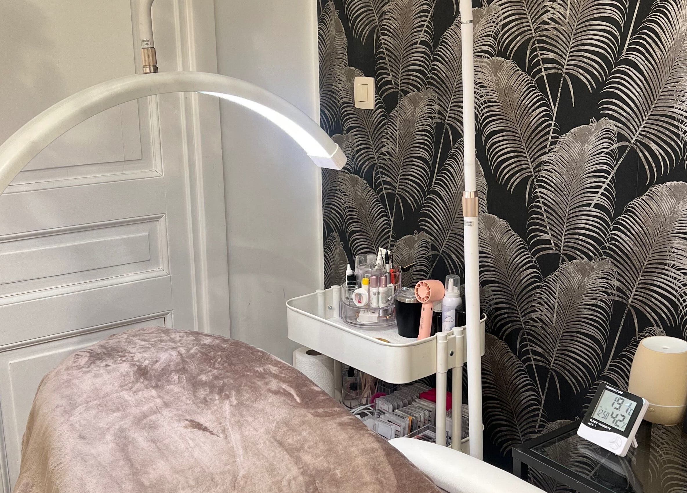 Coin beauté sophistiqué à Luana Fontes Beauty, Ixelles, Bruxelles, BE avec éclairage moderne et décor chic.