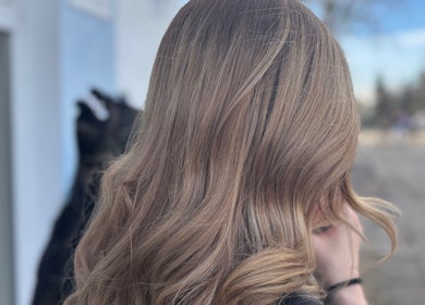 Stylowe loki w Salon fryzjerski wzdz, Województwo Opolskie, PL. Doskonały efekt fryzjerski.