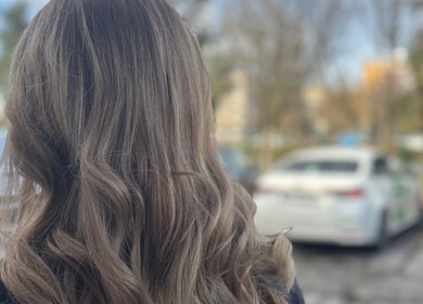 Lśniące fale włosów w Salon fryzjerski wzdz, Województwo Opolskie, PL.