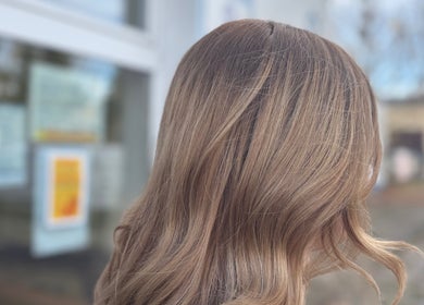 Stylowe fale włosów wykonane w Salon fryzjerski wzdz, Województwo Opolskie, PL.