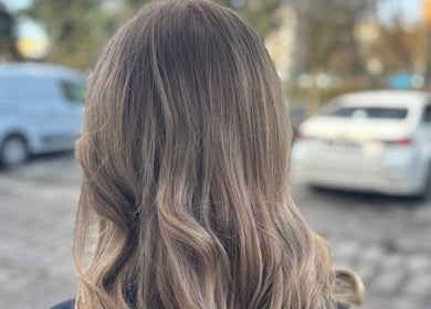 Elegancka fryzura z salonu fryzjerskiego wzdz w Województwie Opolskim, PL, prezentująca zjawiskowe falowane włosy blond.