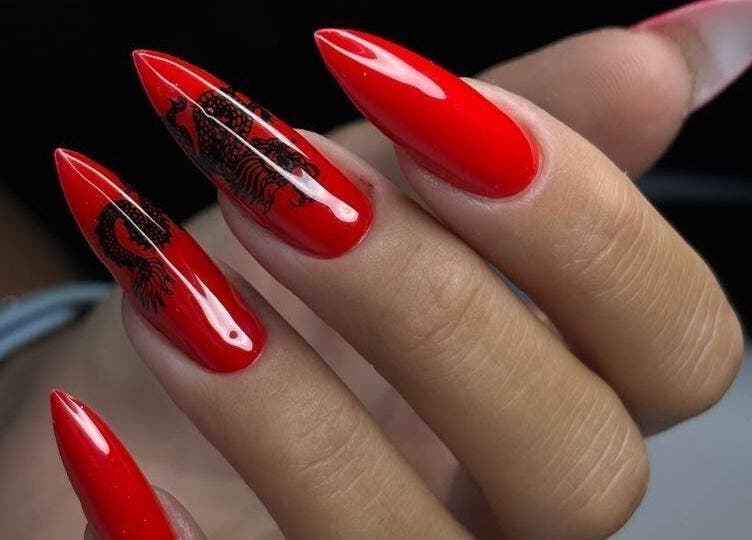 Маникюр в Nails Palooza, Montevideo. Яркий красный дизайн с черным драконом, Departamento De Montevideo, UY.