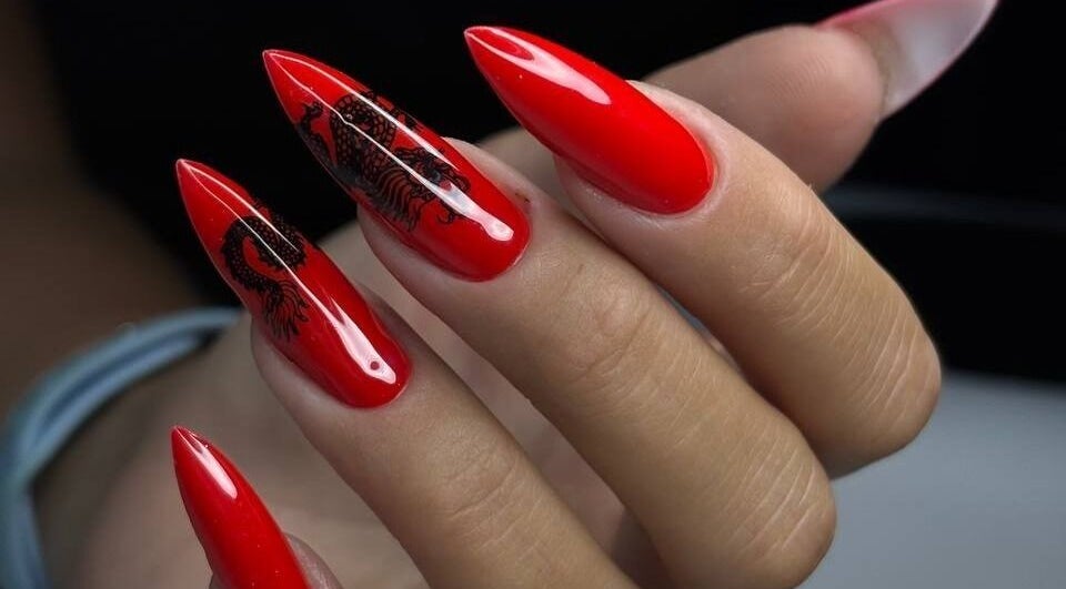 Маникюр в Nails Palooza, Montevideo. Яркий красный дизайн с черным драконом, Departamento De Montevideo, UY.
